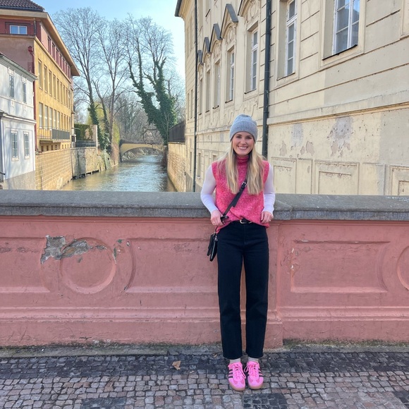 Meet your Posher, Cecilie - Picture 1 of 1